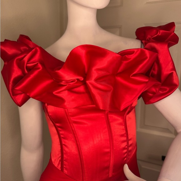 Privy Red Bodycon Midi Dress with Sweetheart Neckline - Picture 3 of 13